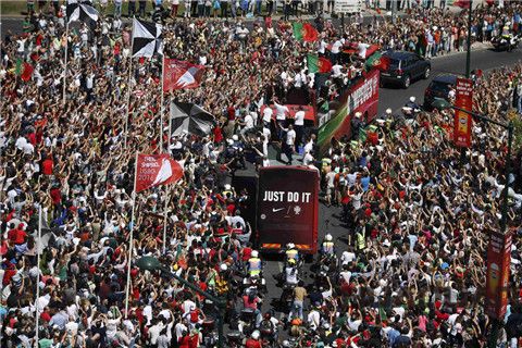  葡萄牙凱旋，萬人空巷