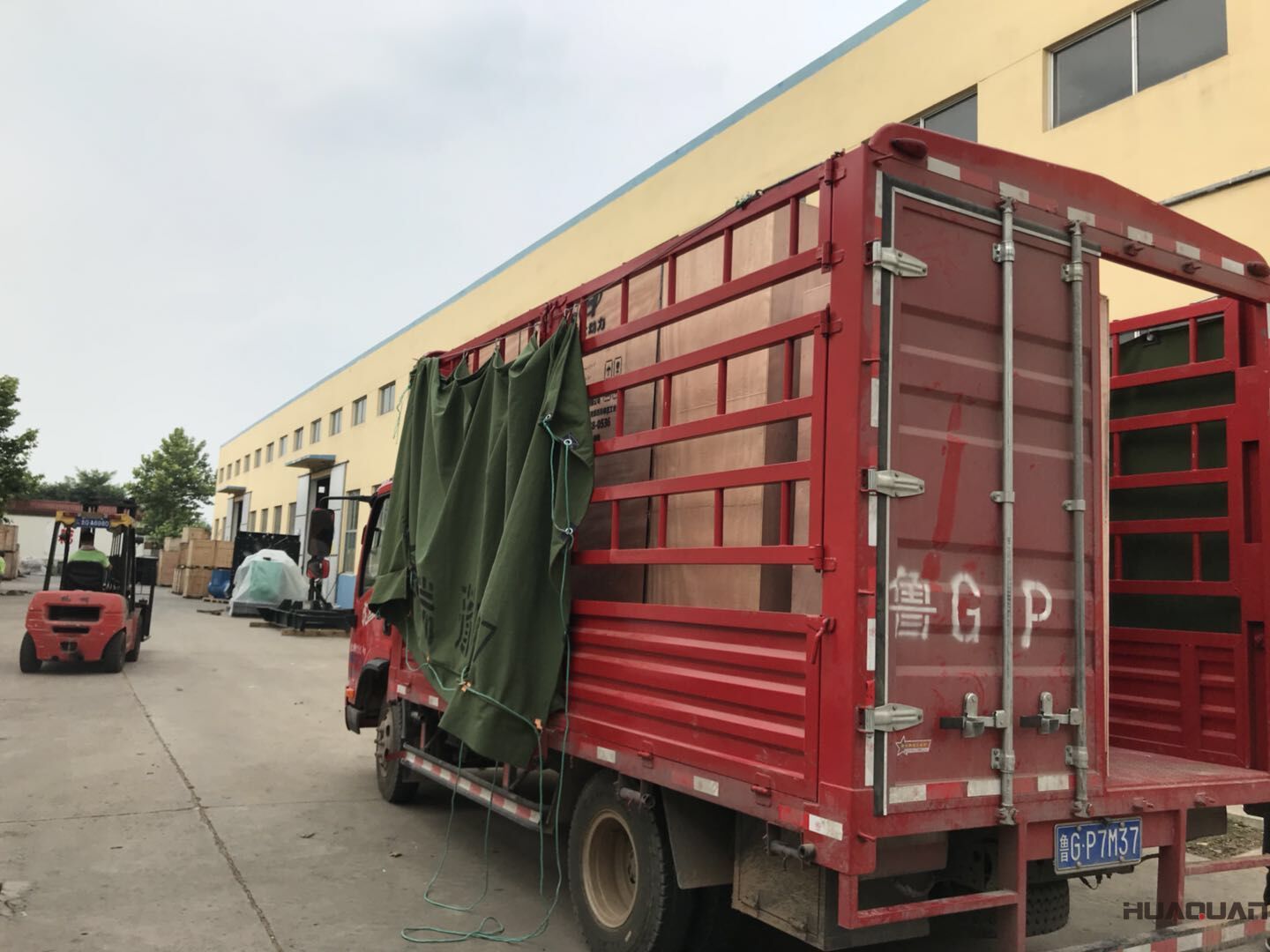   7月22號兩臺HQ100GF和HQ30GF標配型柴油發電機組發往河北