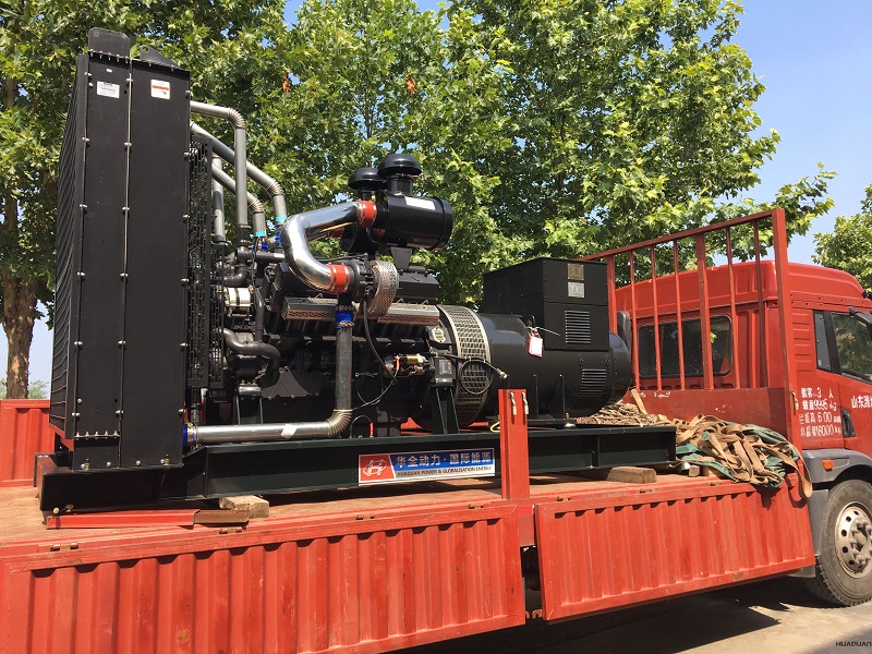 7月28號一臺550kw移動靜音型柴油發電機組已發往湖北