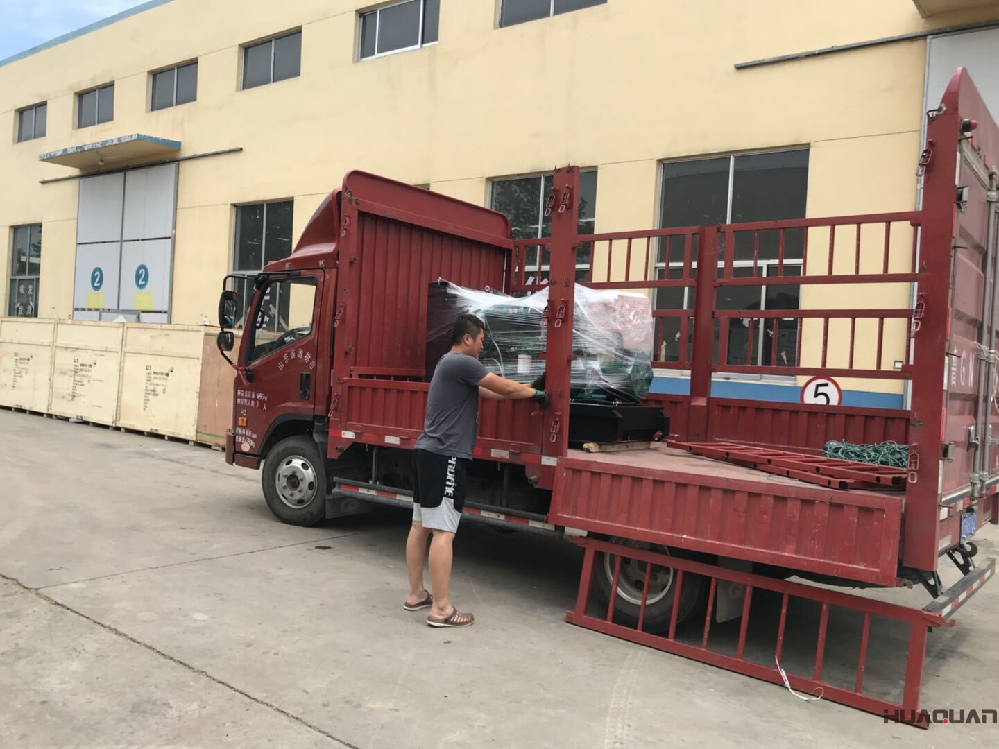 一臺(tái)30kw標(biāo)配柴油發(fā)電機(jī)組于8月30日順利發(fā)往湖北省