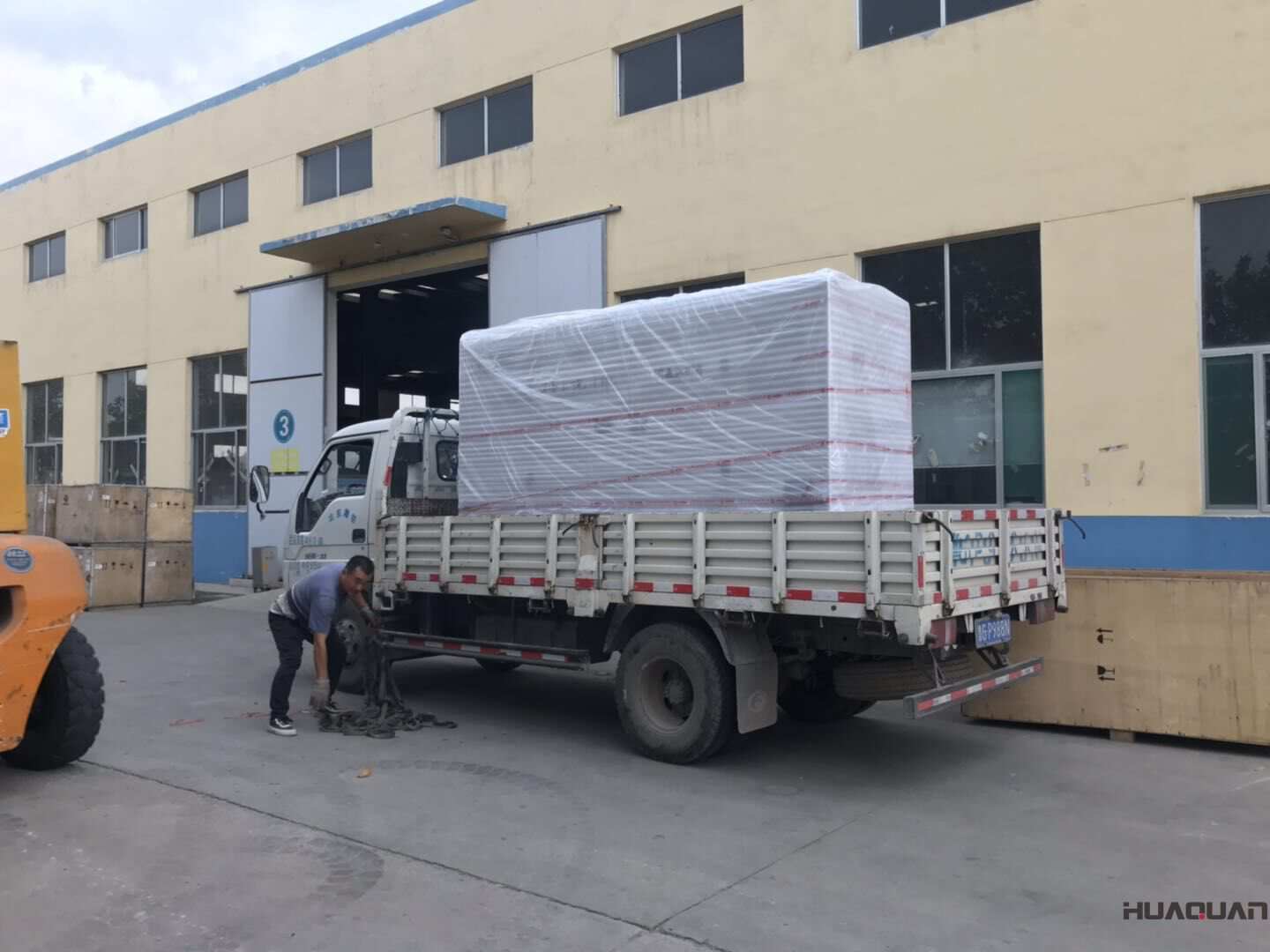 河北申先生10月24日從華全動力訂購了一臺75kw移動靜音拖車柴油發電機組，現已順利發往目的地