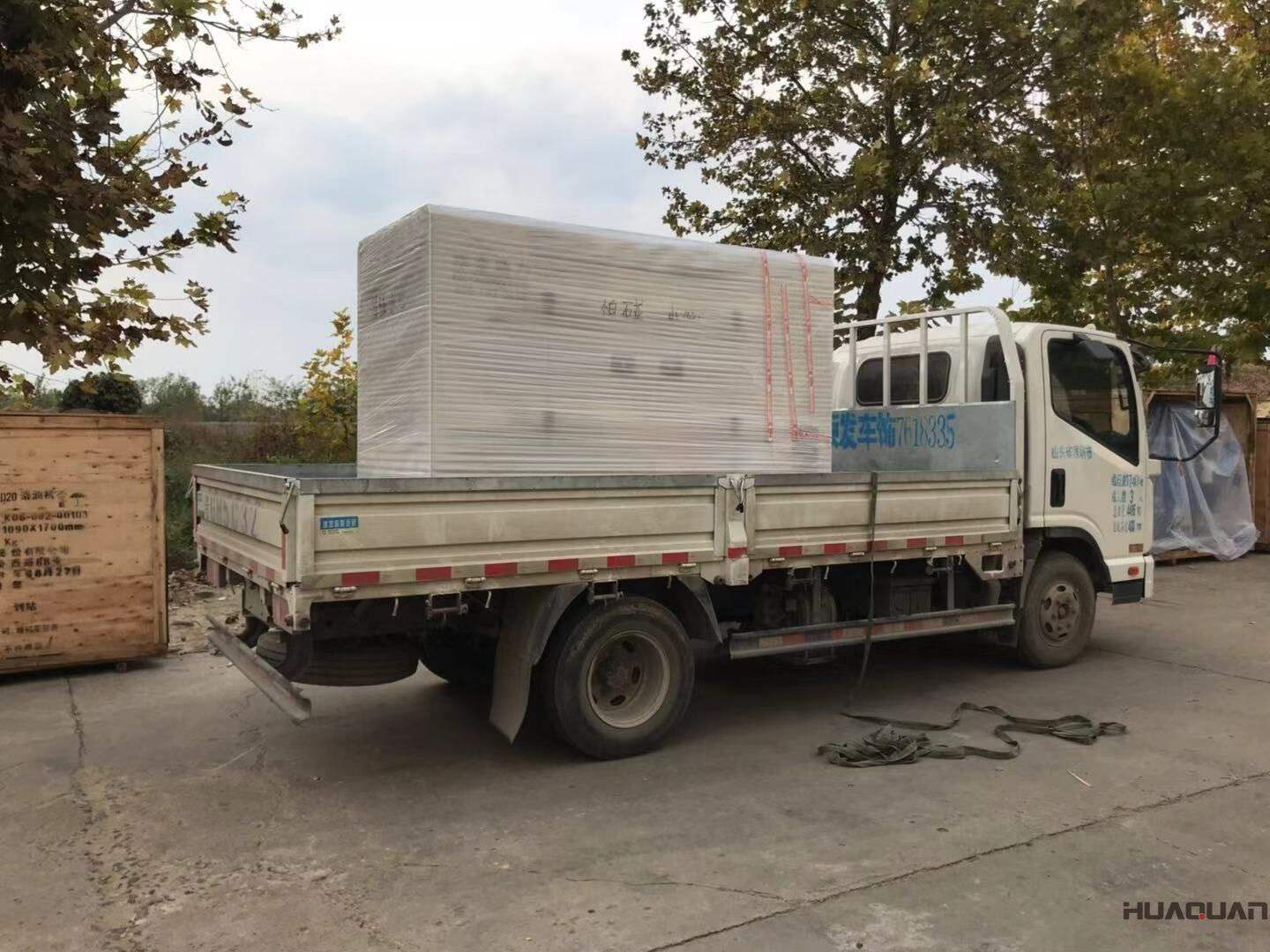 河南路先生10月25日從華全動(dòng)力采購了一臺(tái)400kw自動(dòng)化柴油發(fā)電機(jī)組，現(xiàn)已順利發(fā)往目的地