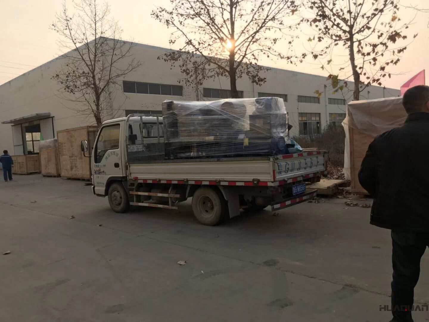 一臺150kw標配柴油發(fā)電機組于11月6日已經從華全動力順利發(fā)往陜西省