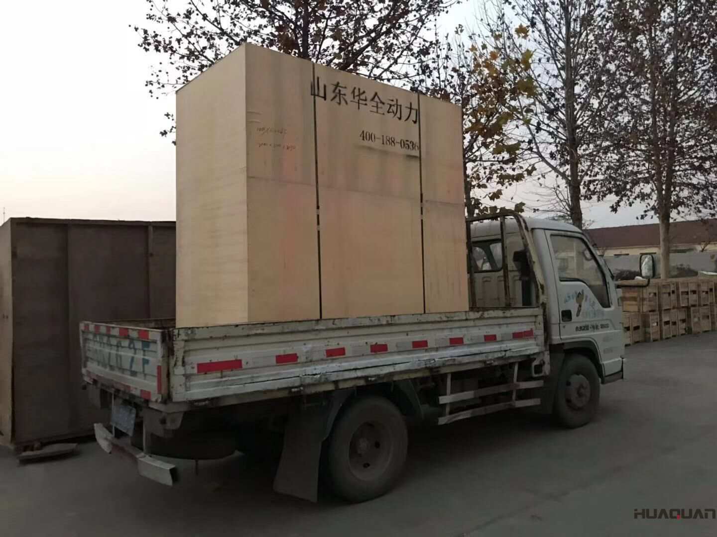 郭先生從華全動力訂購的一臺30kw靜音型防雨棚天然氣發(fā)電機組已于11月18日成功發(fā)往新疆省