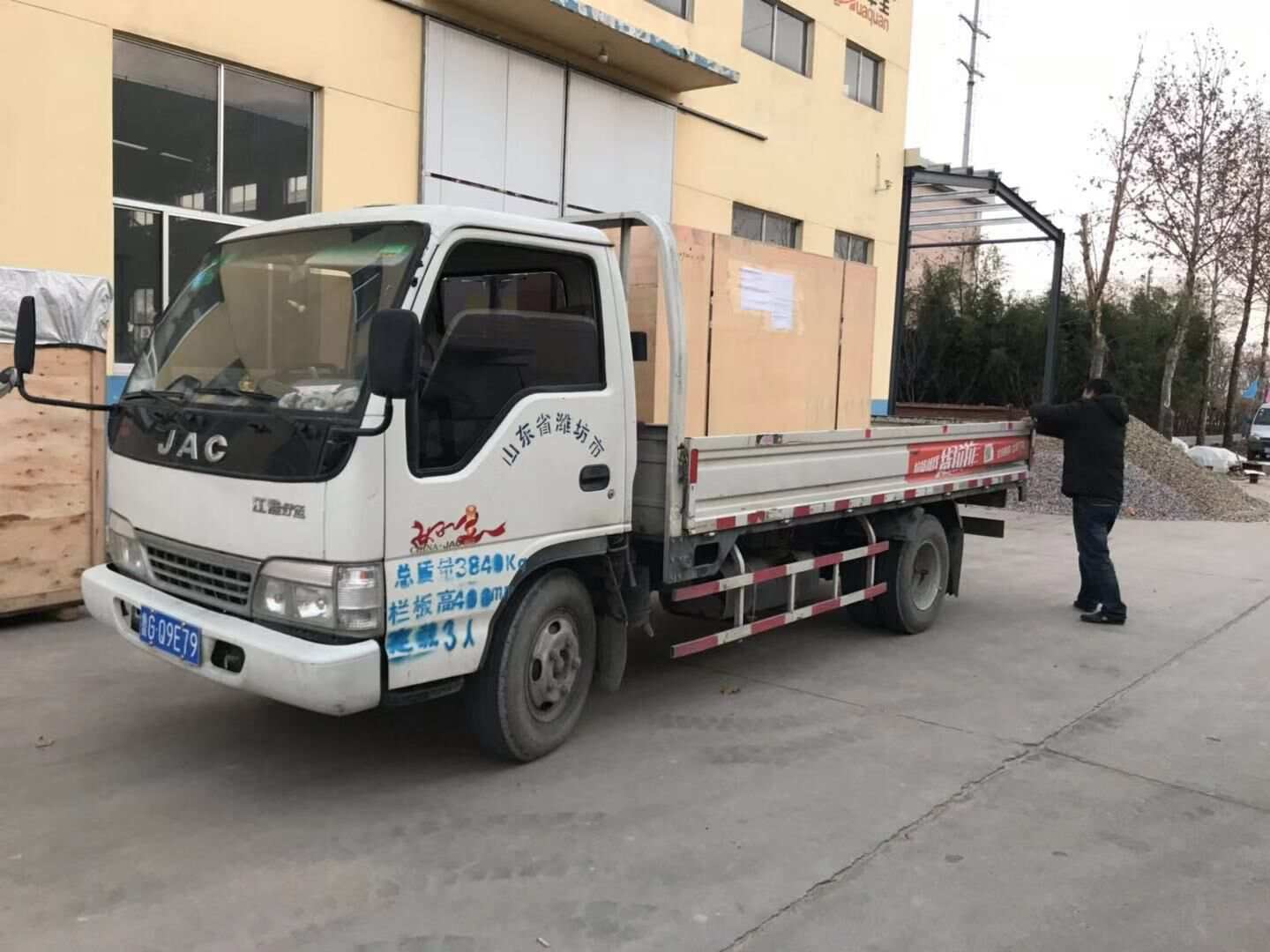 黃先生從華全動力采購的30kw標(biāo)配柴油發(fā)電機(jī)組于12月11日順利發(fā)往甘肅省