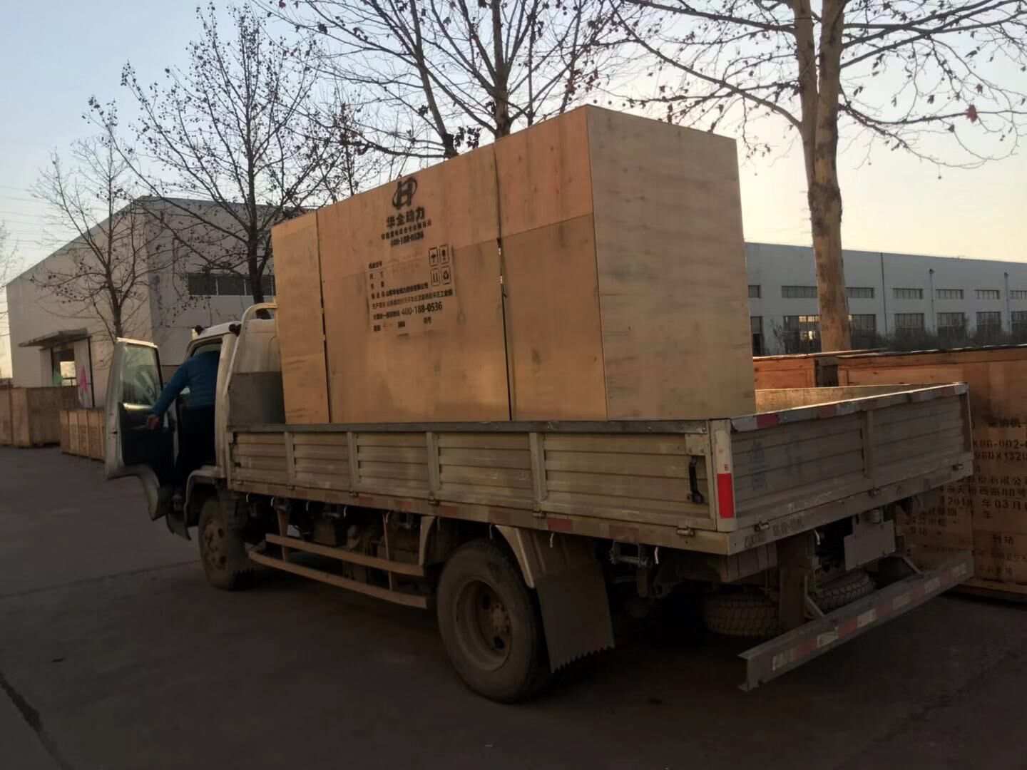 12月22日，一臺300kw靜音箱柴油發(fā)電機(jī)組從華全動力順利發(fā)往甘肅省