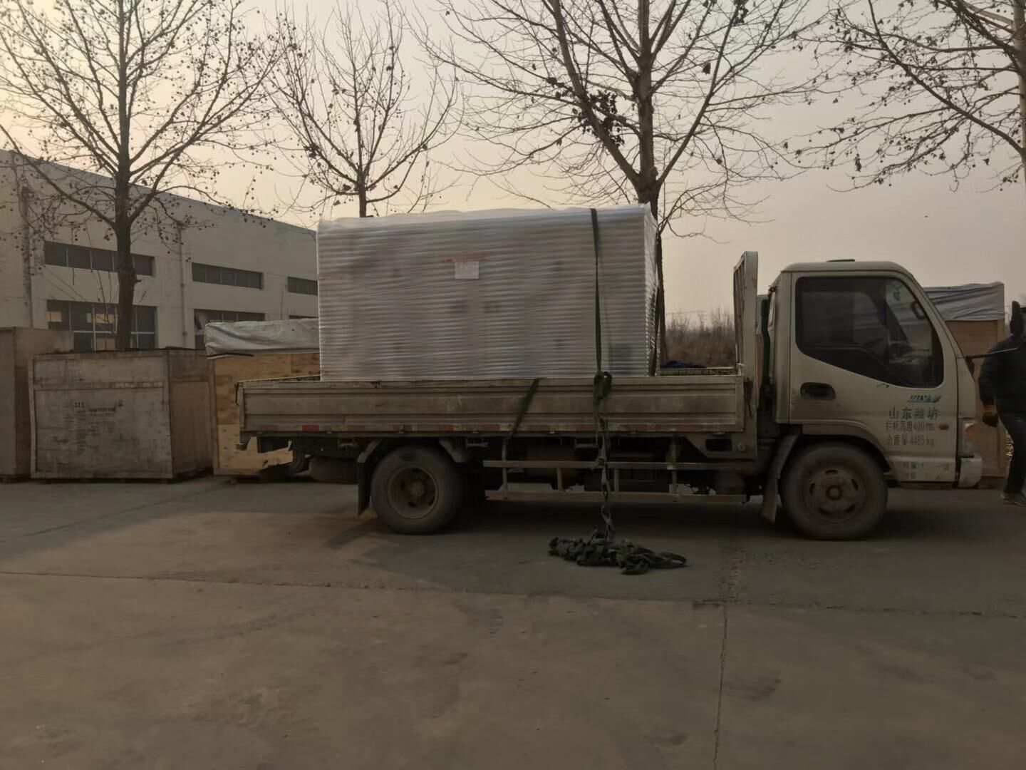 華全動力一臺100kw含棚移動拖車柴油發(fā)電機(jī)組于1月9日成功發(fā)往福建省