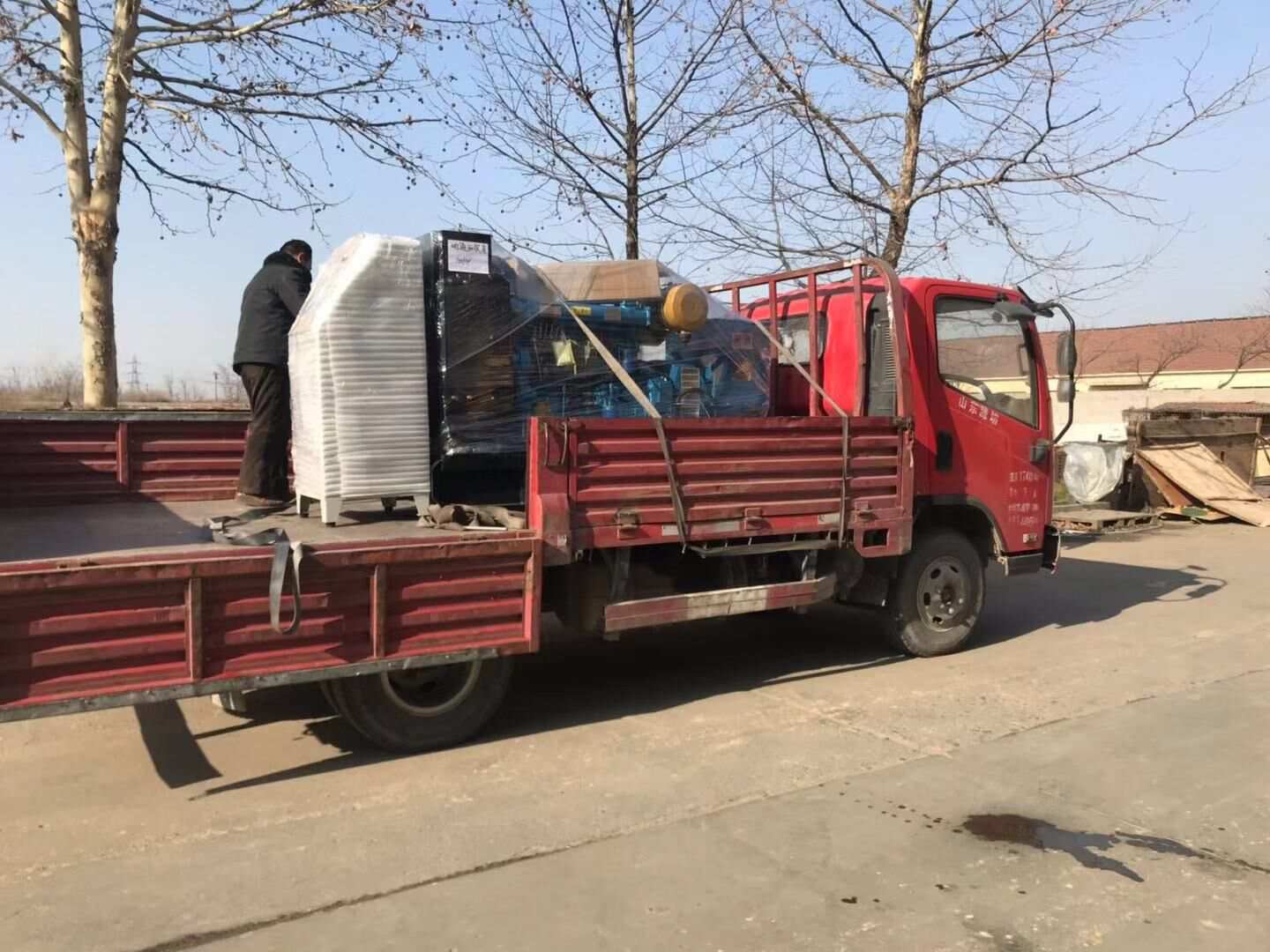 許先生從華全動力采購的50kw底座油箱立柜柴油發(fā)電機(jī)組于1月11日順利發(fā)往內(nèi)蒙古
