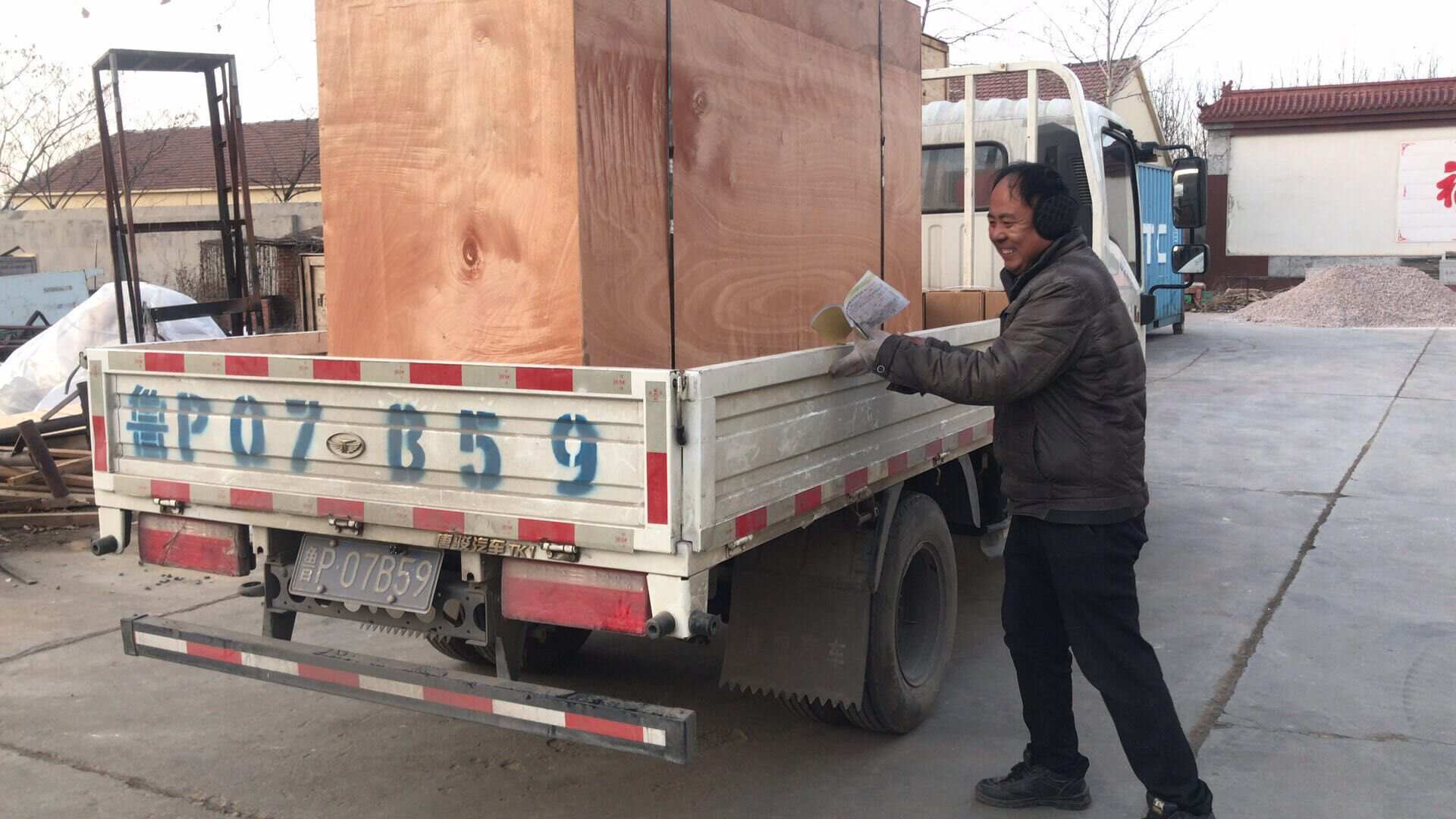 1月12日，湖北省李先生從華全動力采購的80kw移動靜音升降燈順利發(fā)往目的地