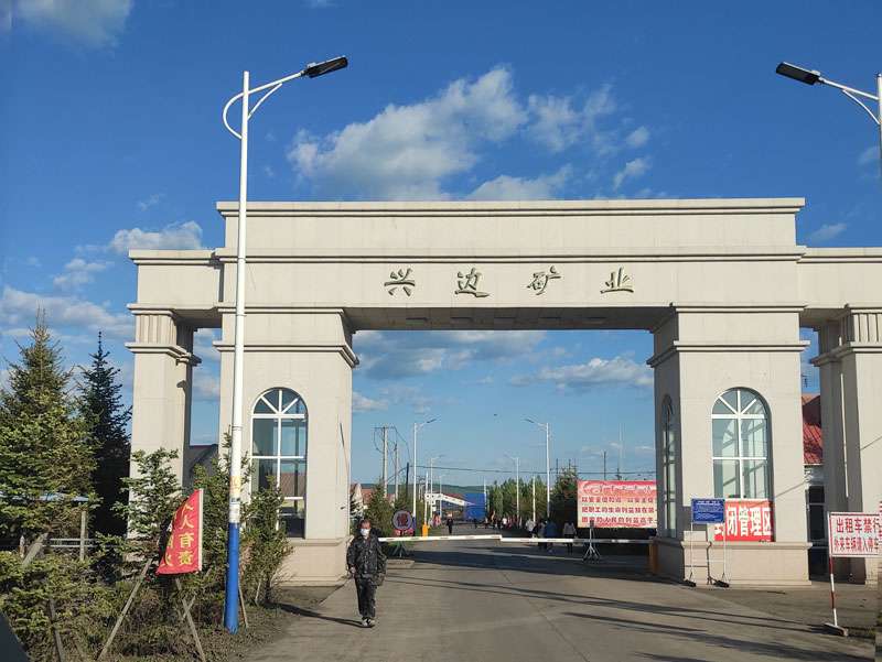 走進黑龍江某礦業公司，華全工作人員調試2400千瓦高壓并機發電機組